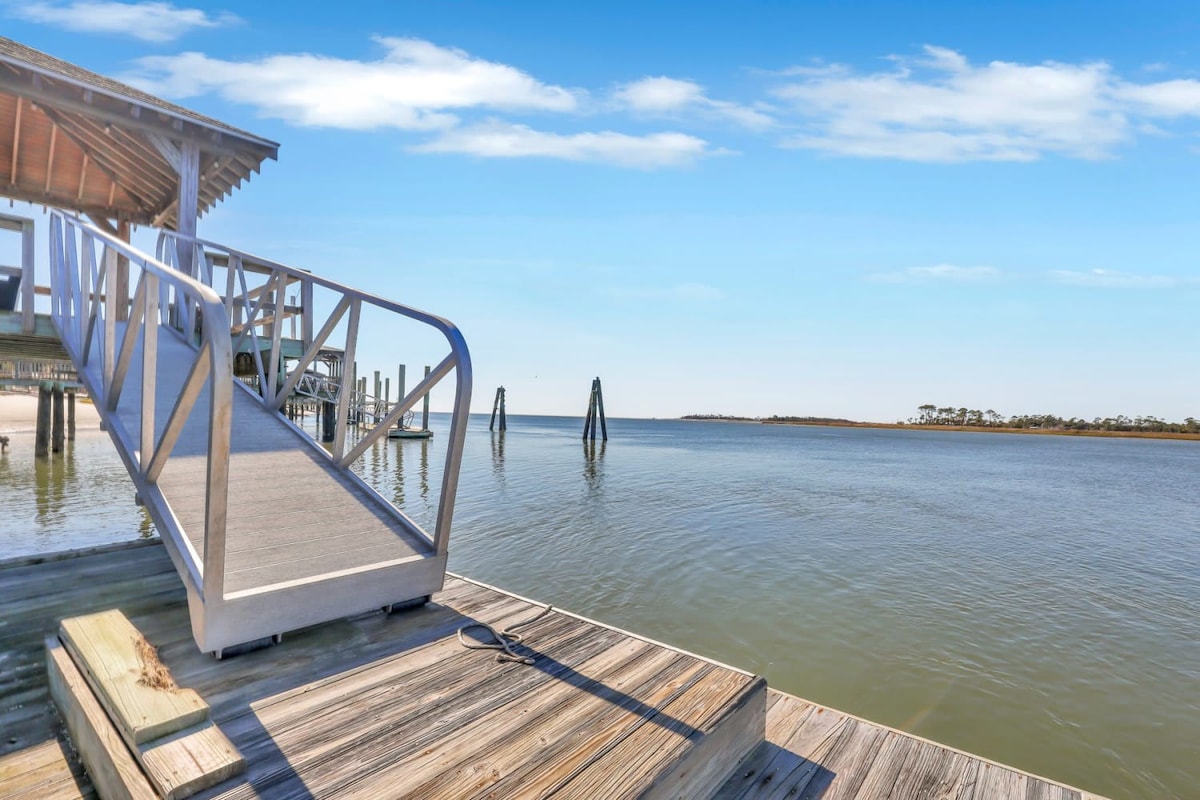 6 BDR Historic Waterfront Home with Dock