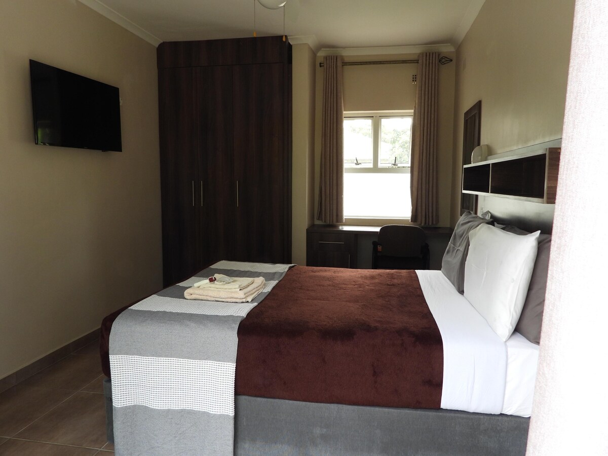 2 Bed Apartment with ensuite & kitchenette - 2070