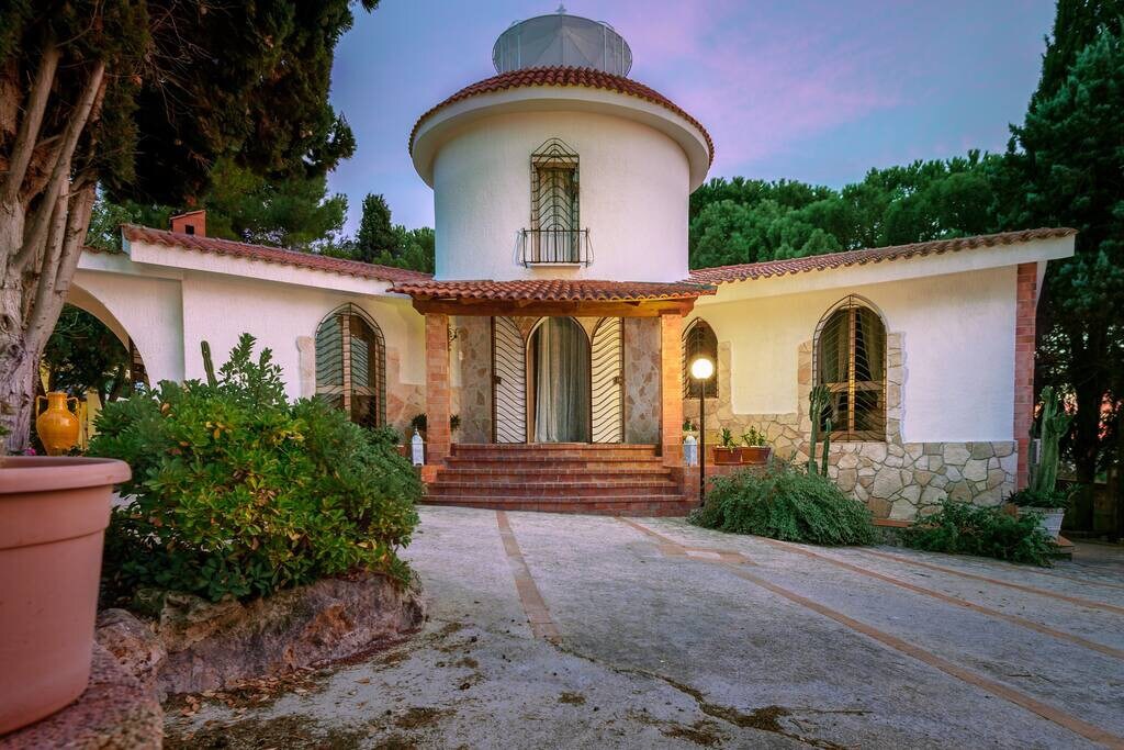 Oriental-style villa just 200 meters from the sea