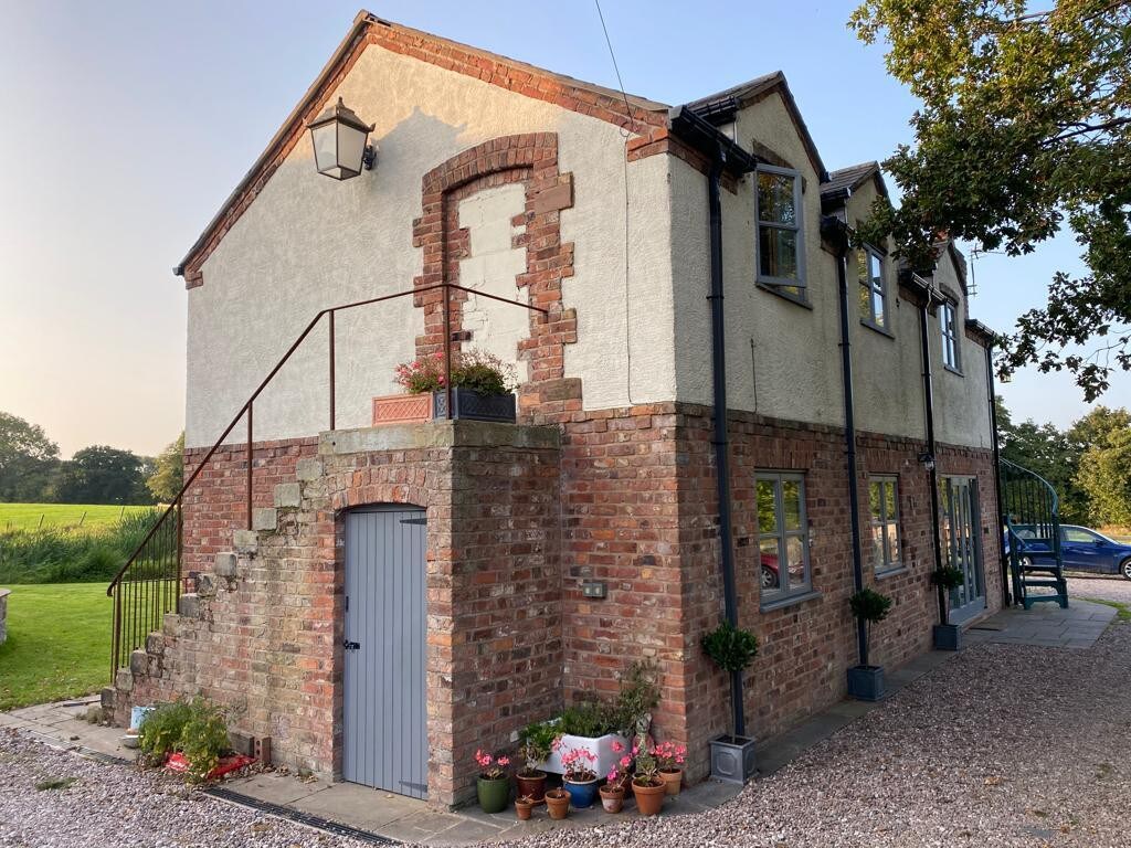 Coach house apartment with balcony