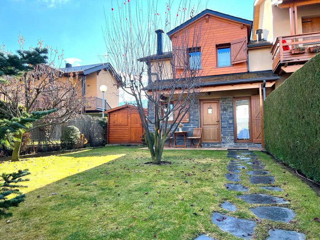 Townhouse with private yard in Ossèja