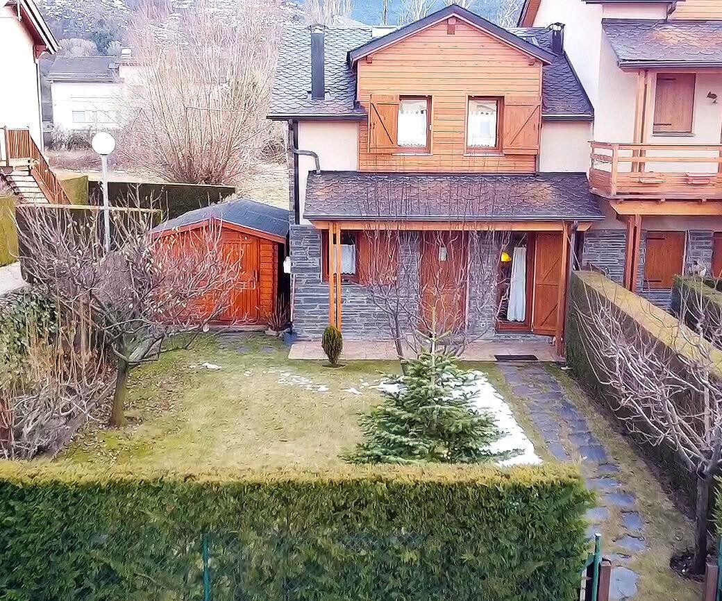 Townhouse with private yard in Ossèja