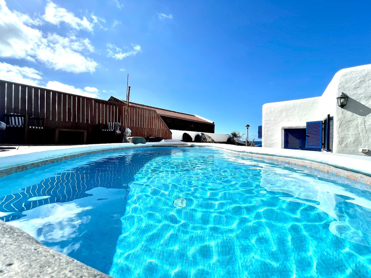 Estupenda Villa, piscina privada,frente al mar
