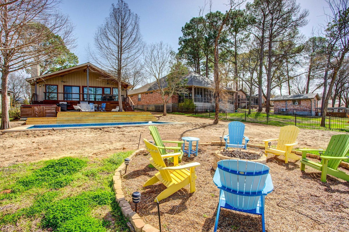 Cedar Creek Lakefront Vacation Rental w/ Pool