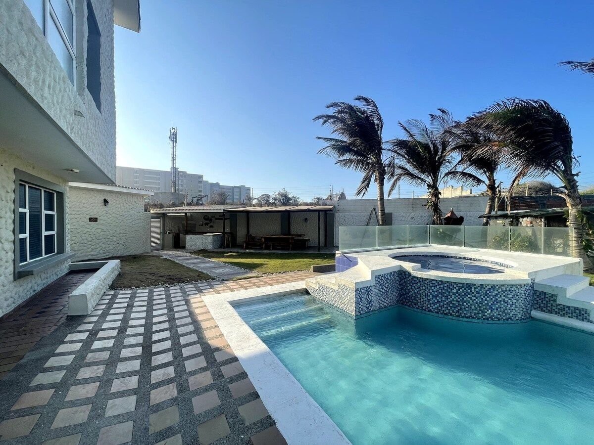 Hermosa cabaña con jacuzzi y piscina cerca al mar