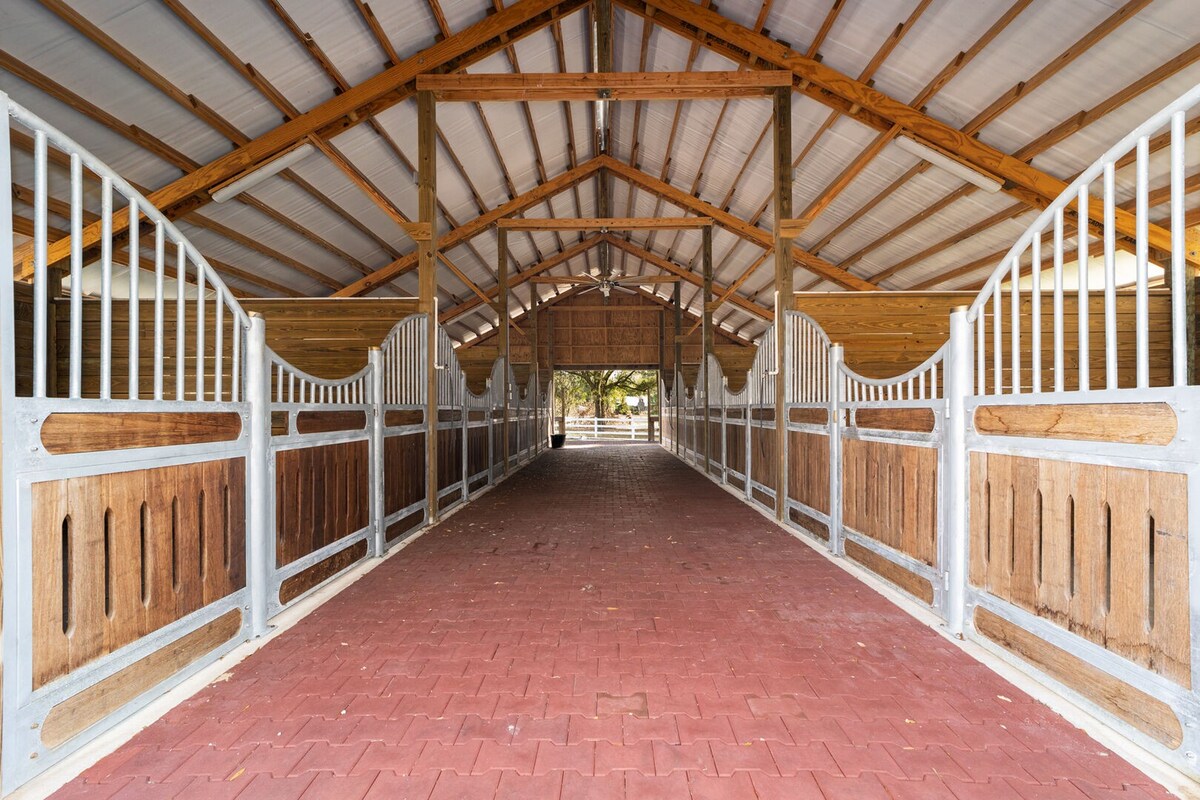 Sherman Oaks 625 - 8 Stall Barn & Paddocks