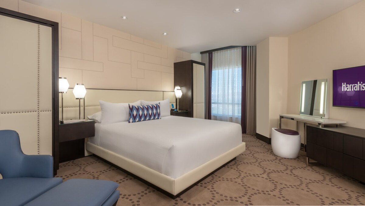 2 Connecting Hotel Suites - 4 beds