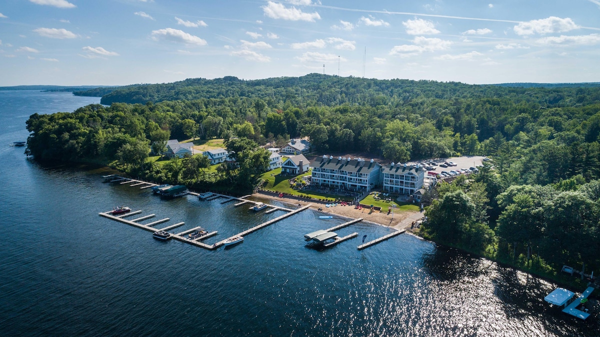 5 Bedroom Lake House with a Loft on BeautifulLake