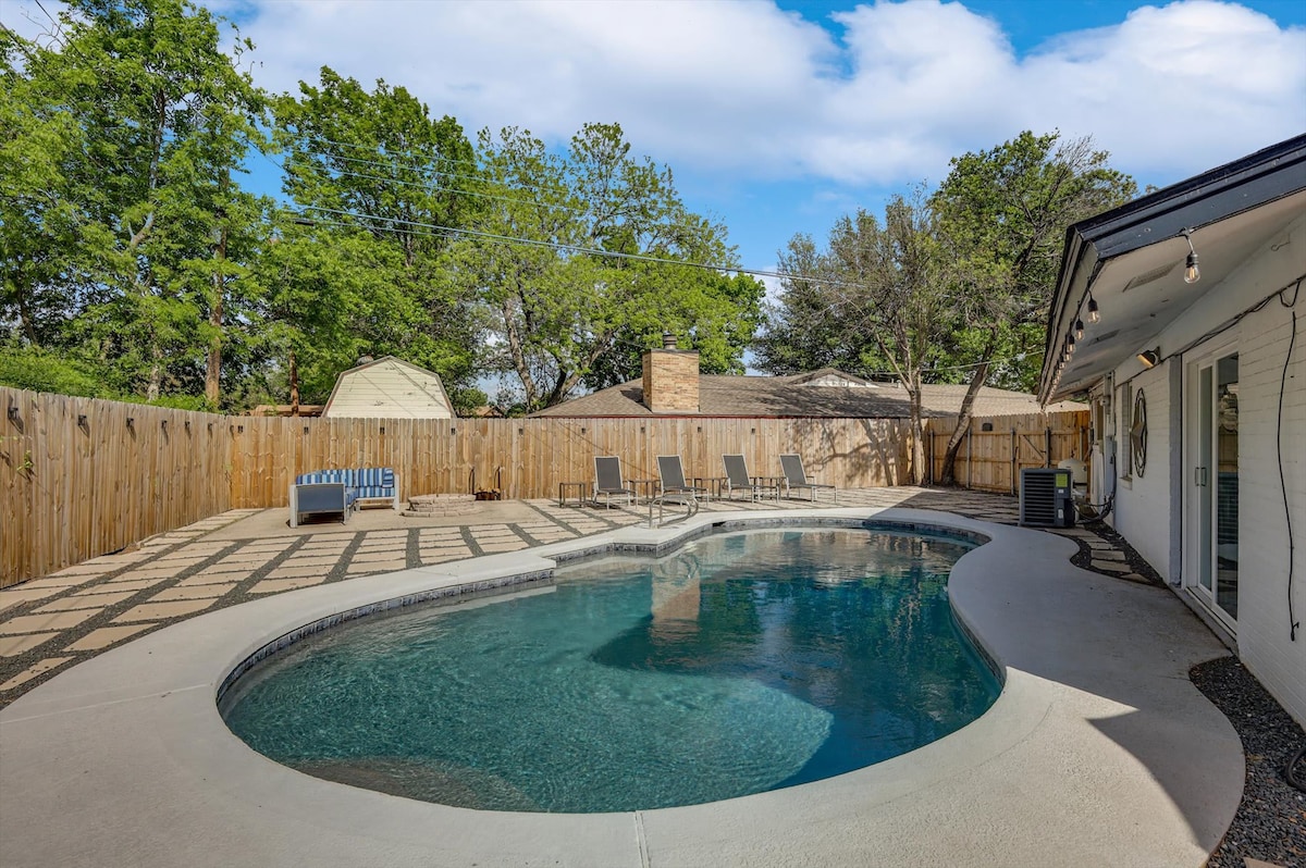 Grand Greenbrier | 4-BD/2-BA Backyard Oasis w Pool