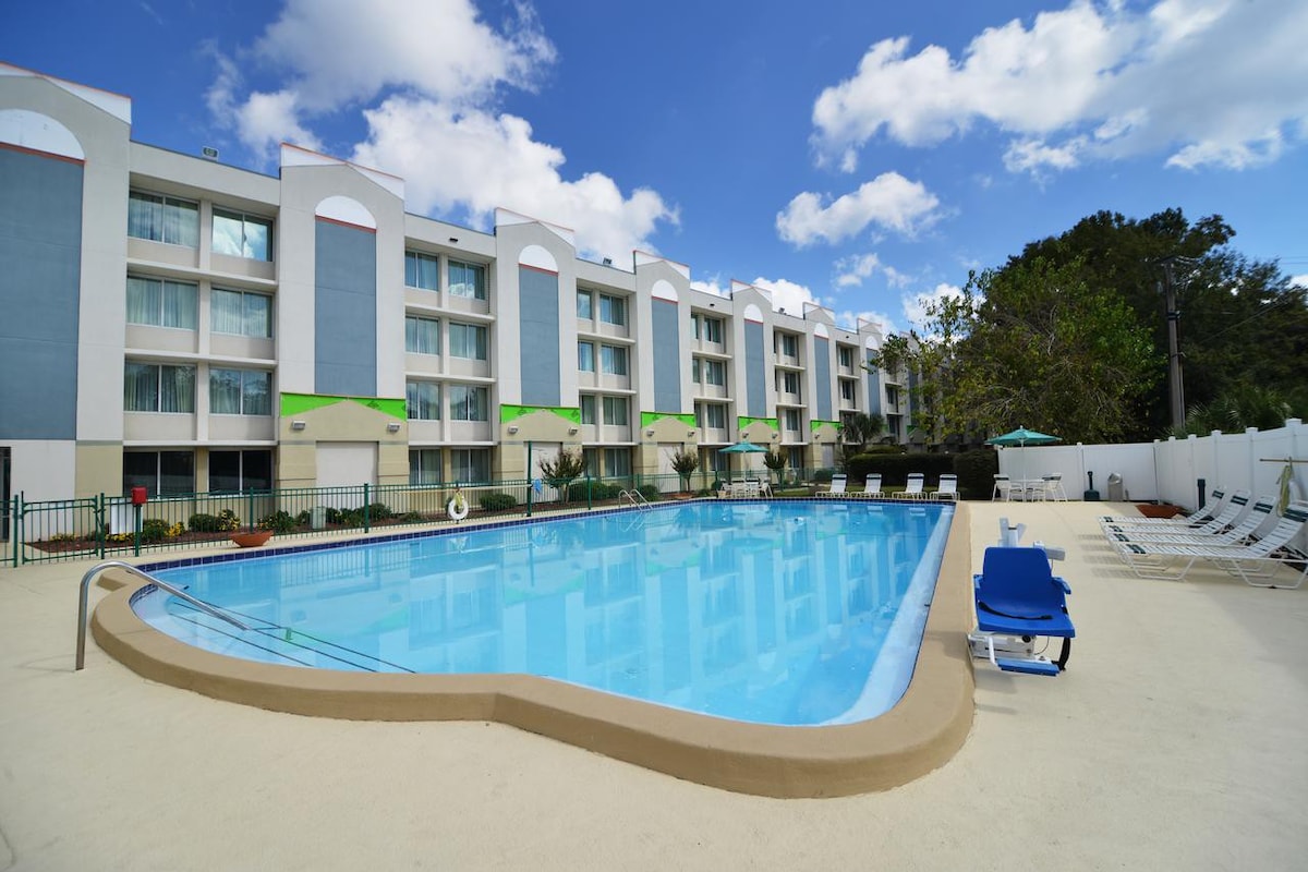 Comfort and Convenience! Onsite Pool, Free Parking