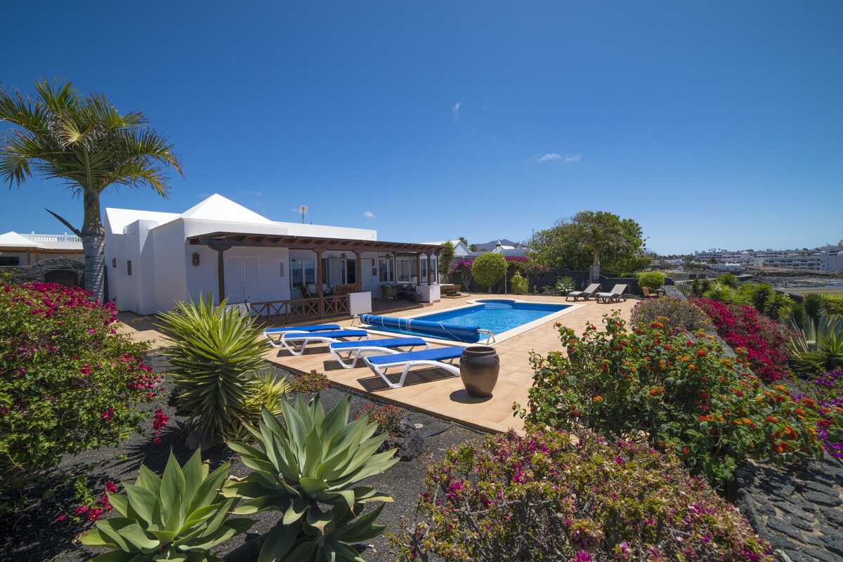 Detached 3 bed villa with frontline sea view