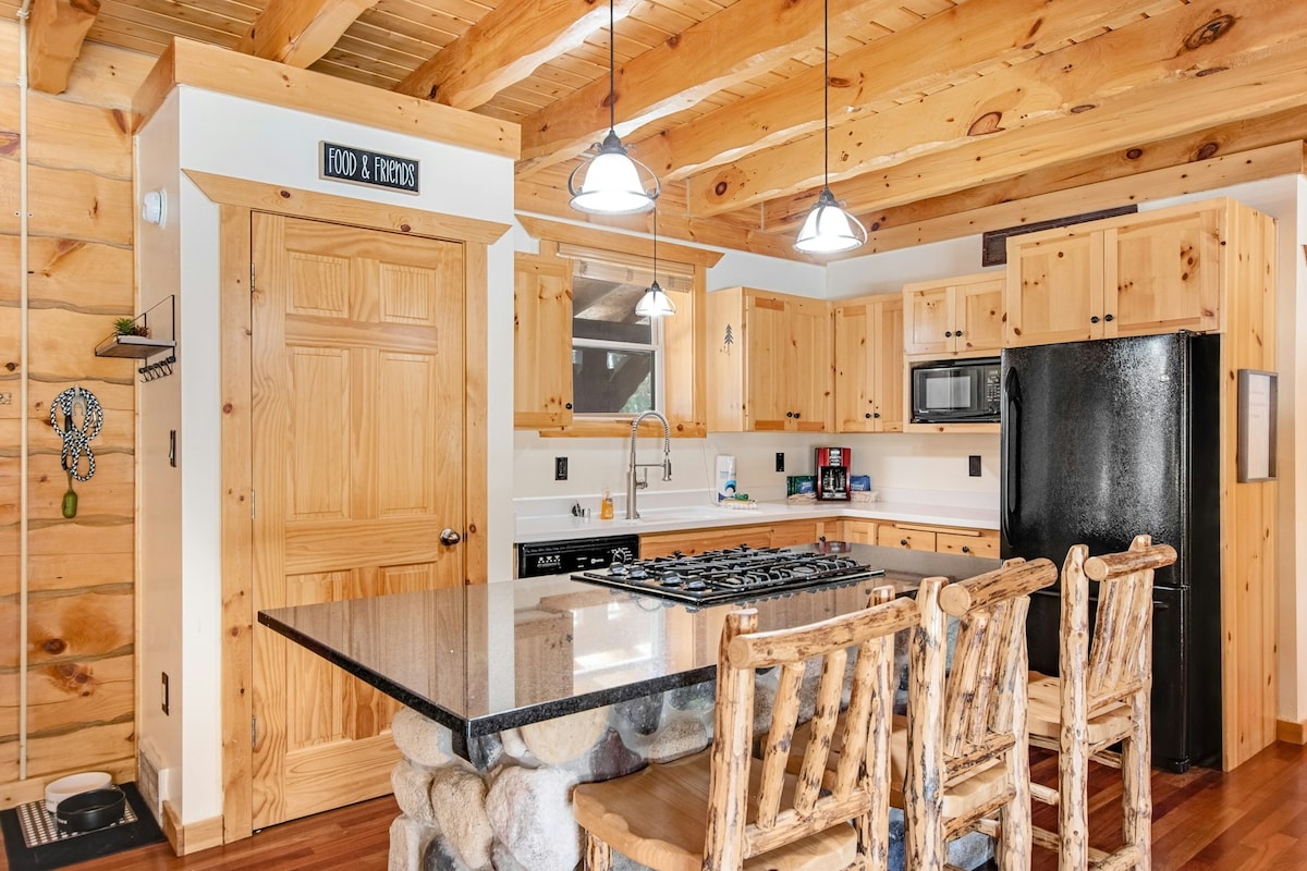 3 BR Dog-friendly cabin with a firepit and grill