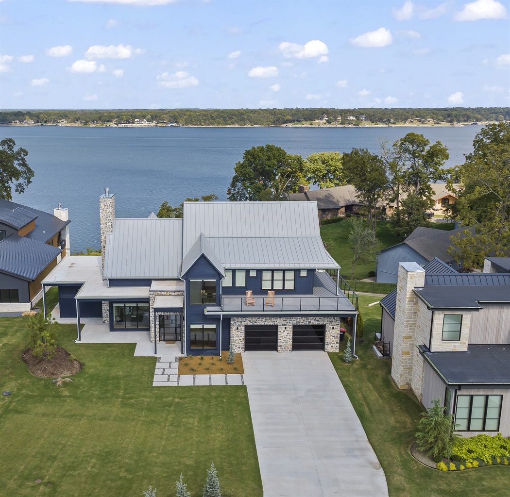 Unbelievable lake or golf course views from every