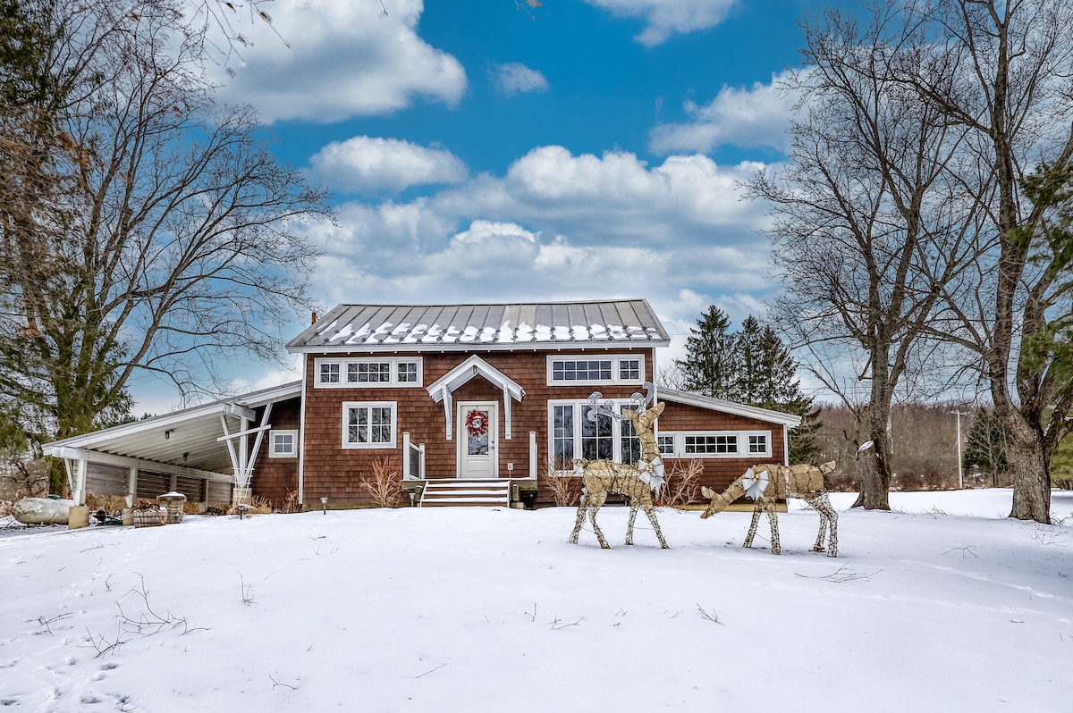 Ellicottville Modern Chalet with HOT TUB