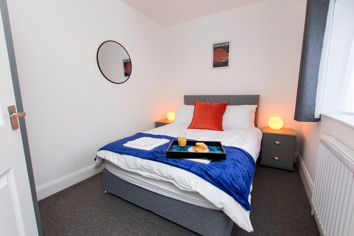 K Suites - Cozy 3 bedroom w/ garden in Doncaster a