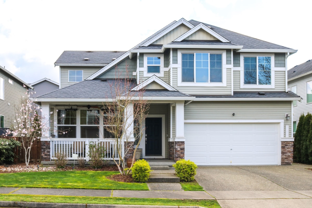 Spacious Kent Home Near SeaTac Airport w/ Patio