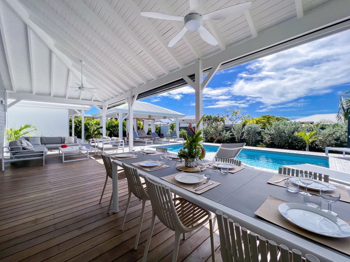 Villa luxe tropical piscine et terrasse accès mer