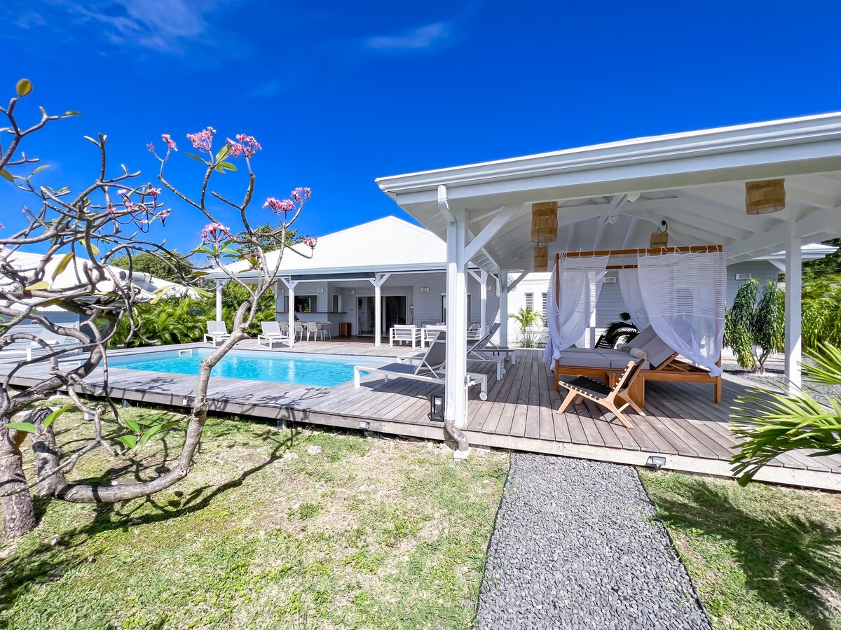 Villa luxe tropical piscine et terrasse accès mer