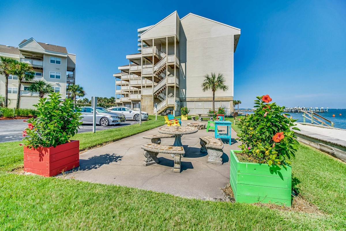 2BR condo with pool, fishing pier, & beach access