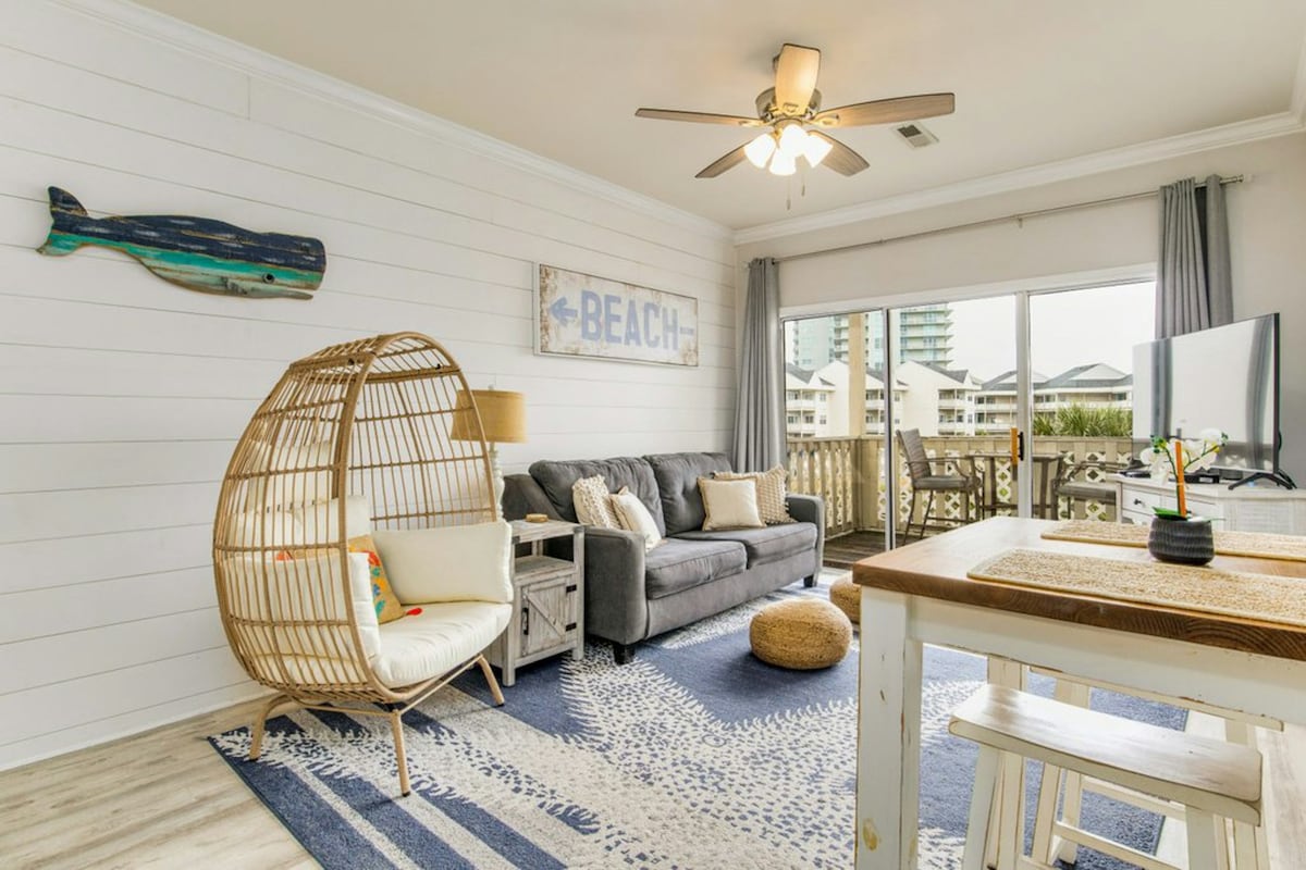 2BR condo with pool, fishing pier, & beach access