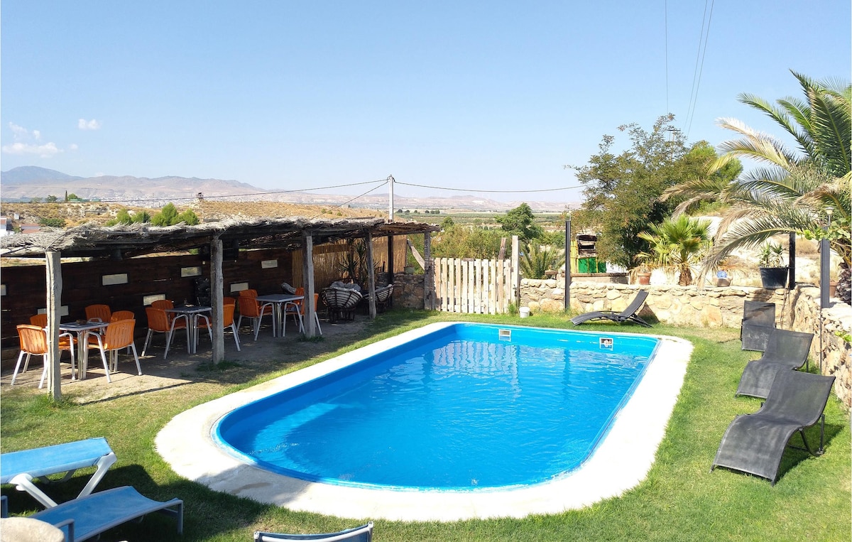 Awesome home with Outdoor swimming pool, WiFi