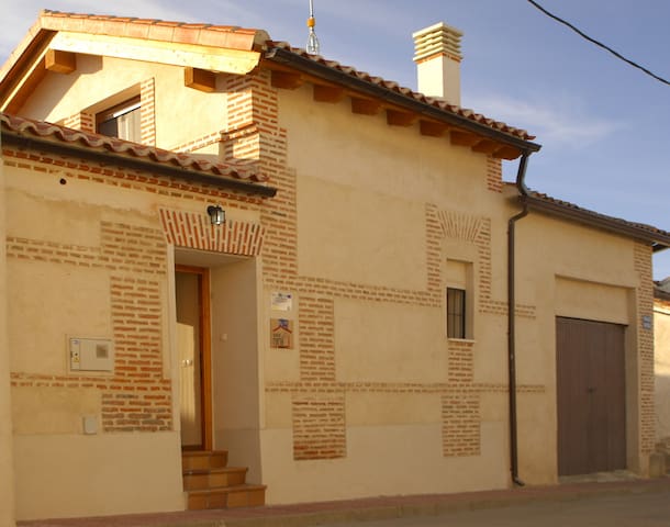 Adanero (Ávila)的民宿