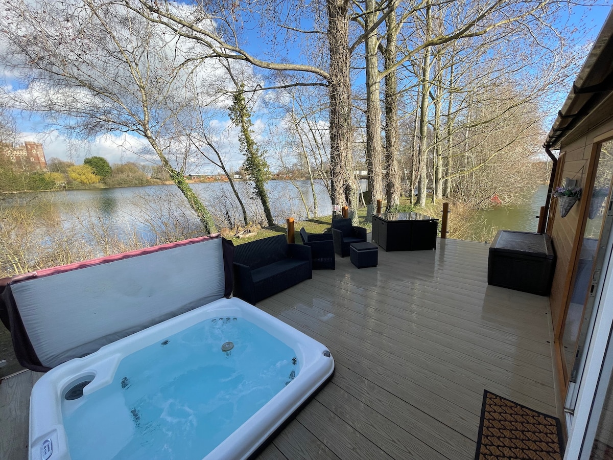 Rudd lake with fishing, hot tub@tattershall