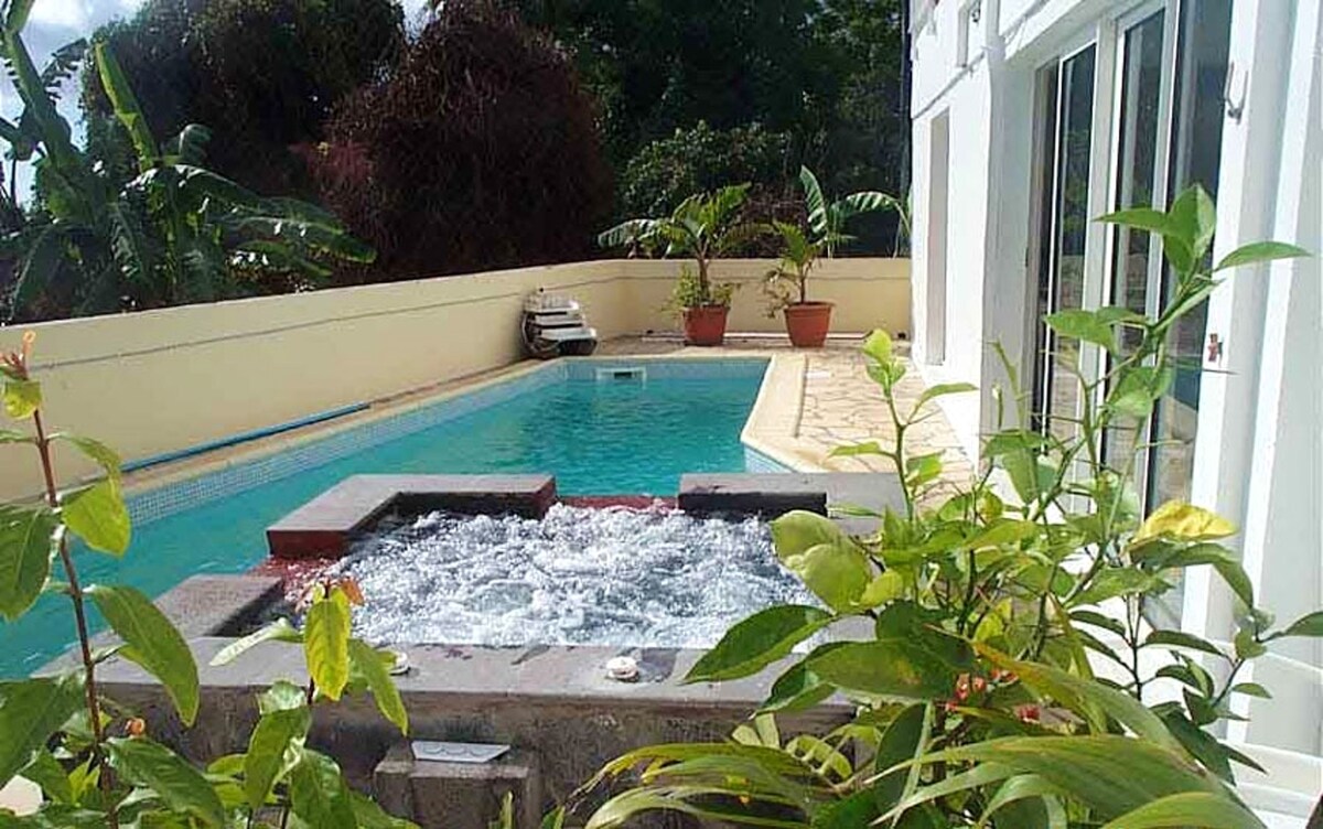 House 15 km away from the beach with shared pool