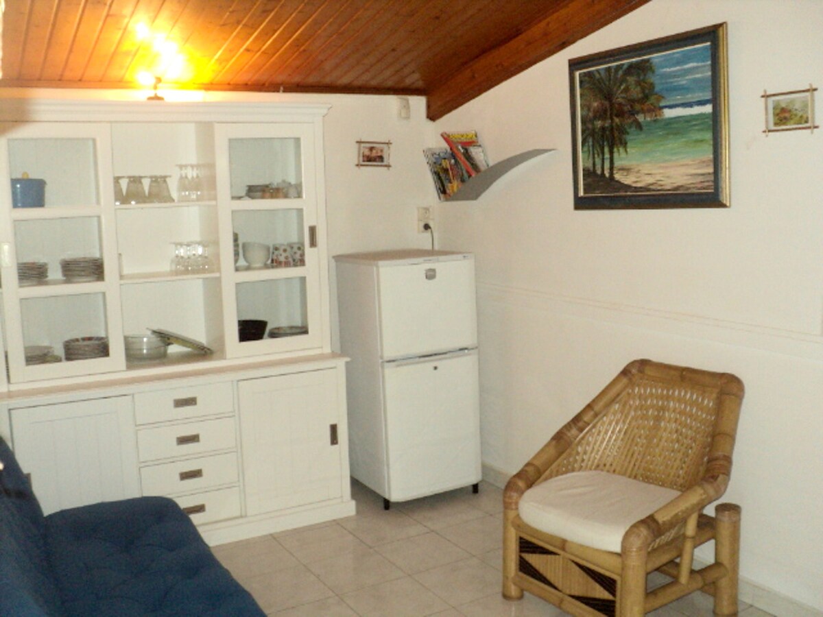 House 15 km away from the beach with shared pool