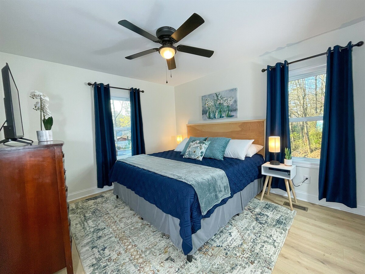 NEW w/ King Bed Near Tennis Center & Berry College