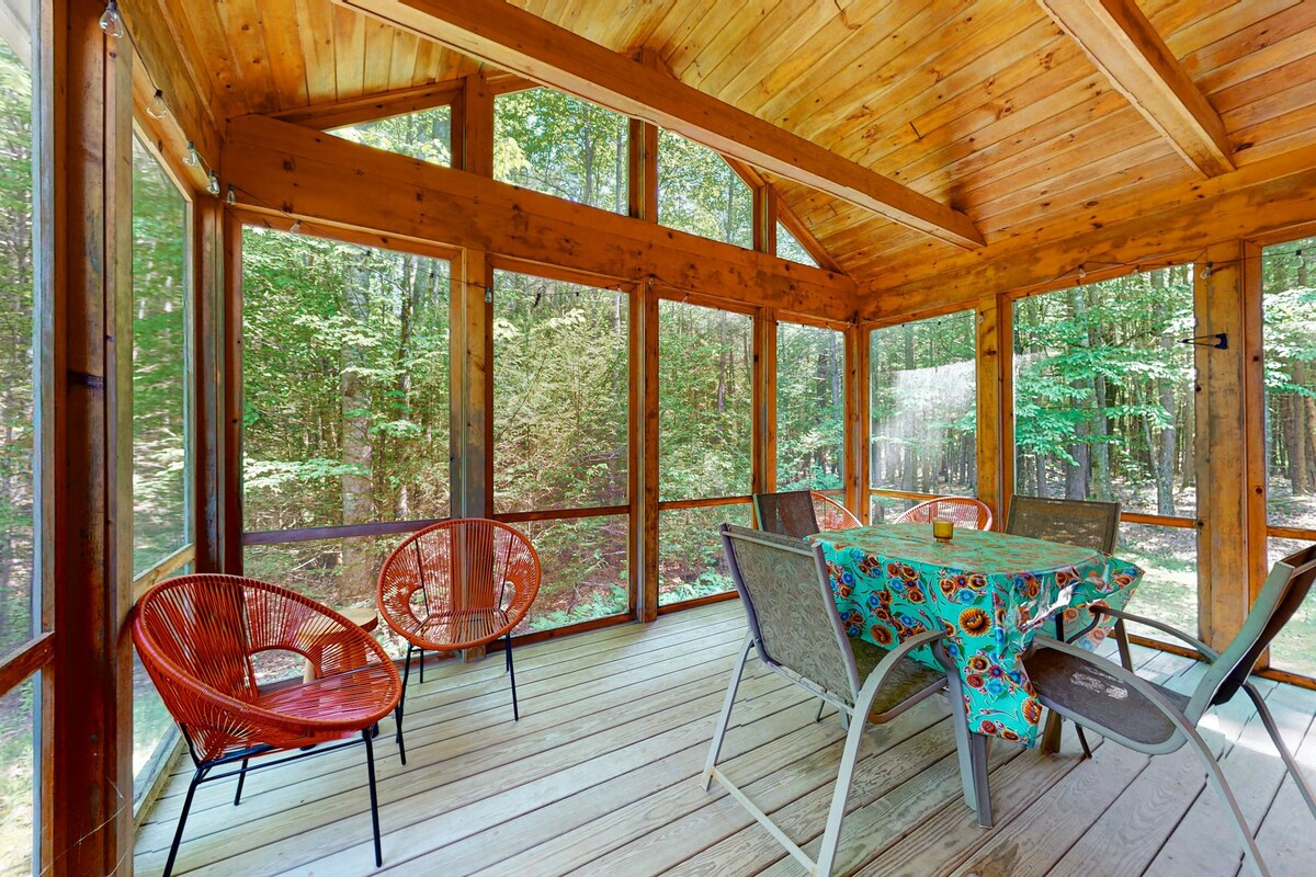 Woodland 5BR with screened porch & 2 living rooms