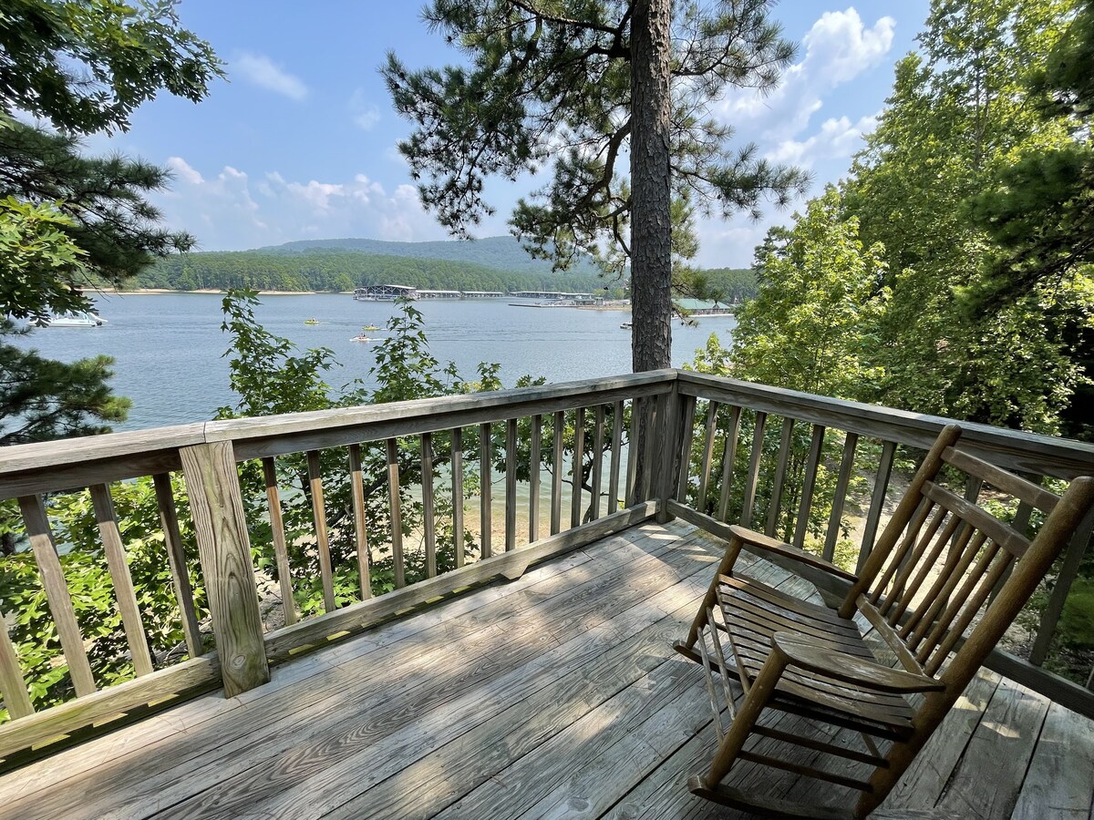 湖景2卧室阁楼，带热水浴缸的木质侧面乡村小屋