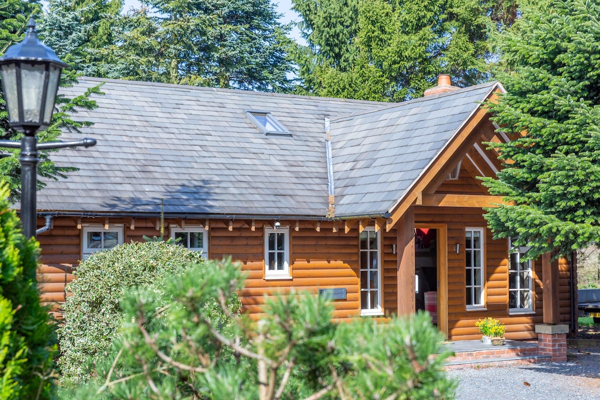 Luxury Dog Friendly Forest Lodge with Hot Tub