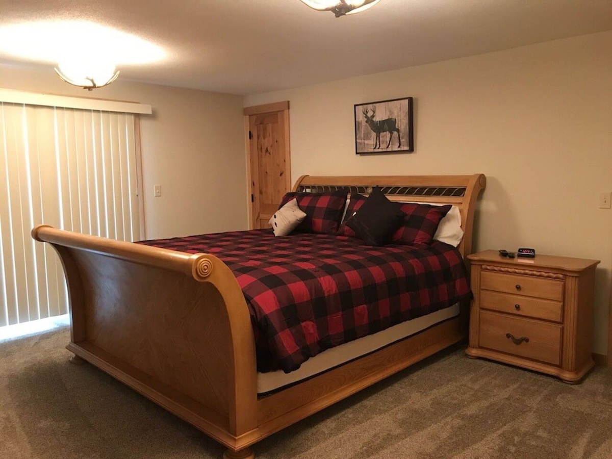 High Valley Hideaway - Wi-Fi, Hot Tub, Smart TV's,