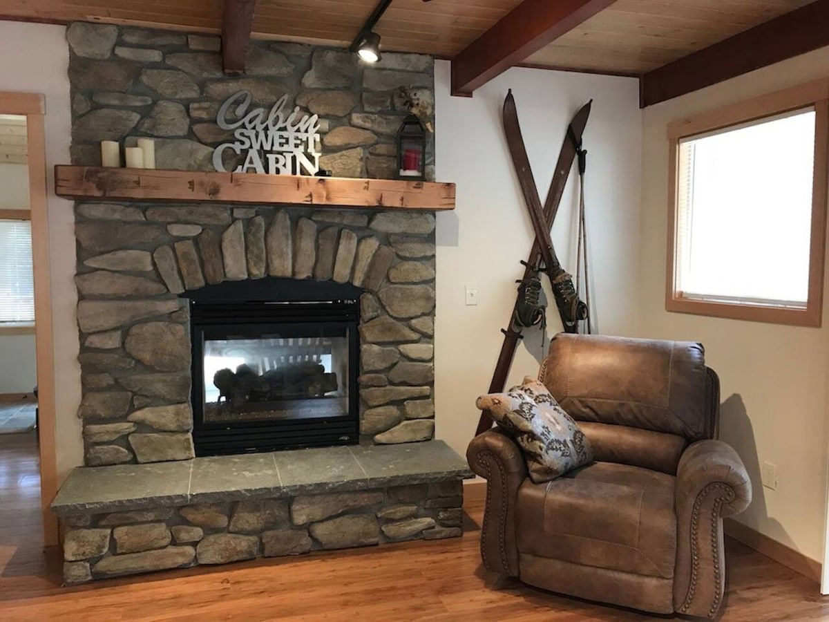 High Valley Hideaway - Wi-Fi, Hot Tub, Smart TV's,