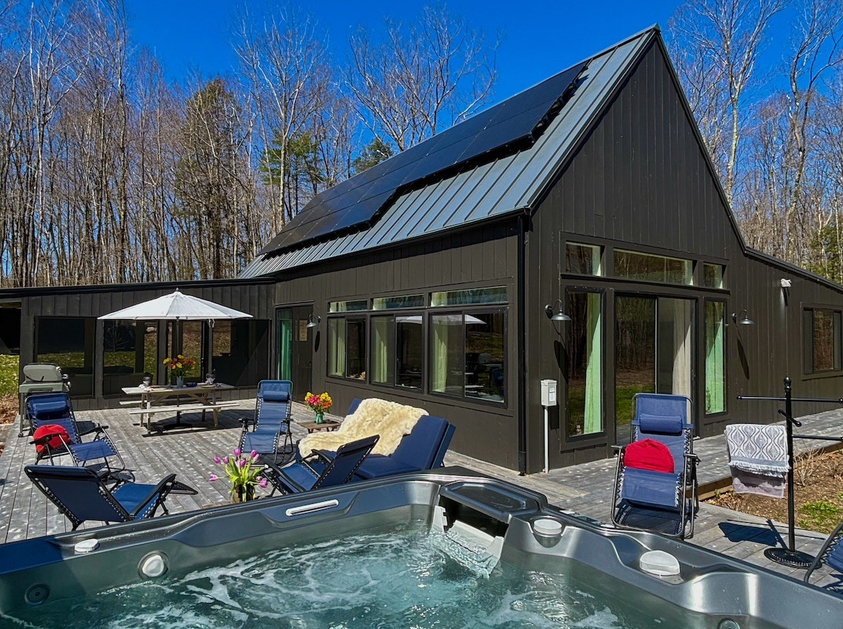 Chic & Luxurious with Hot Tub! (Sleeps 7)
