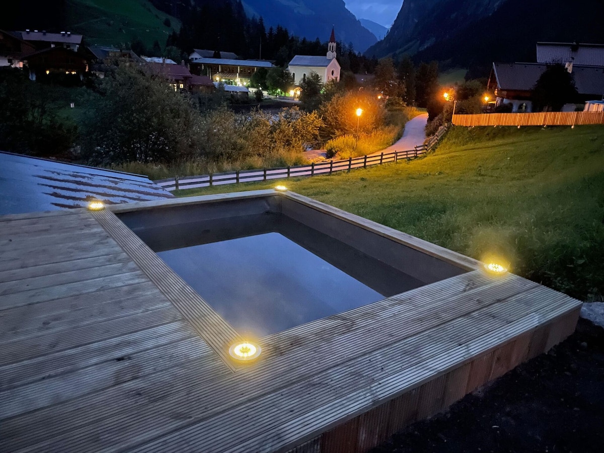 位于Mayrhofen的宽敞度假屋，配备热水浴缸