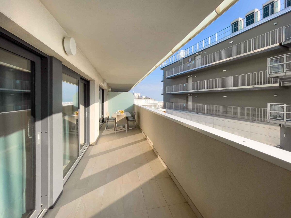 Holiday apartment with balcony and air conditionin