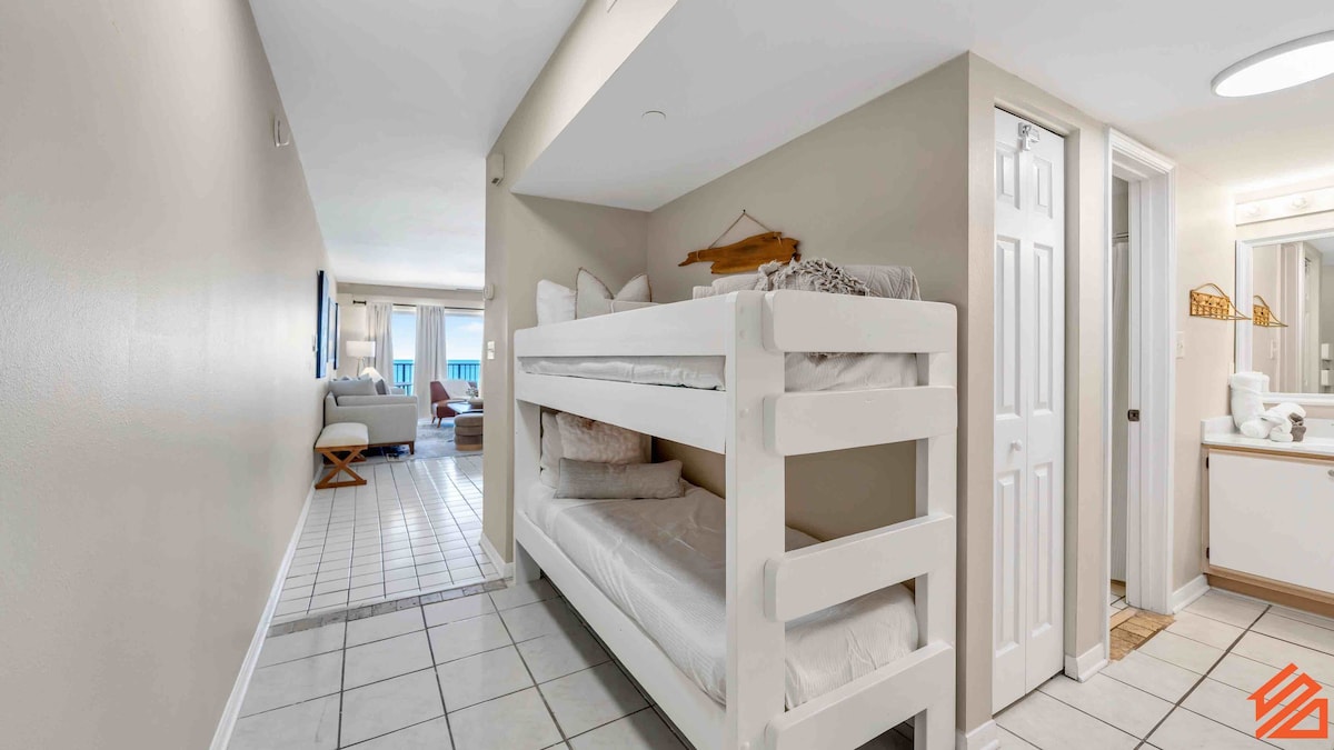 Bright, Beachy, Glam Gulf Front 1BR Condo w/ Bunks