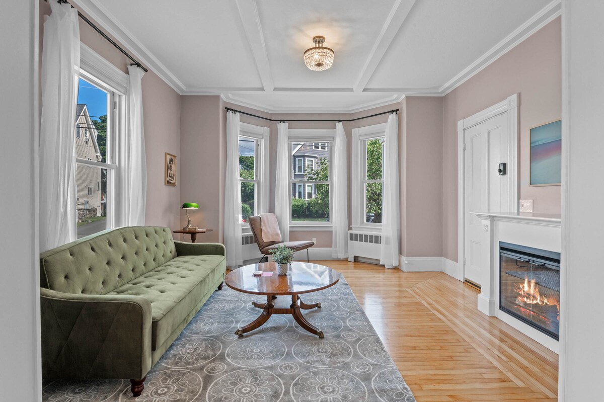 Newly Renovated Modern Victorian close to Salem