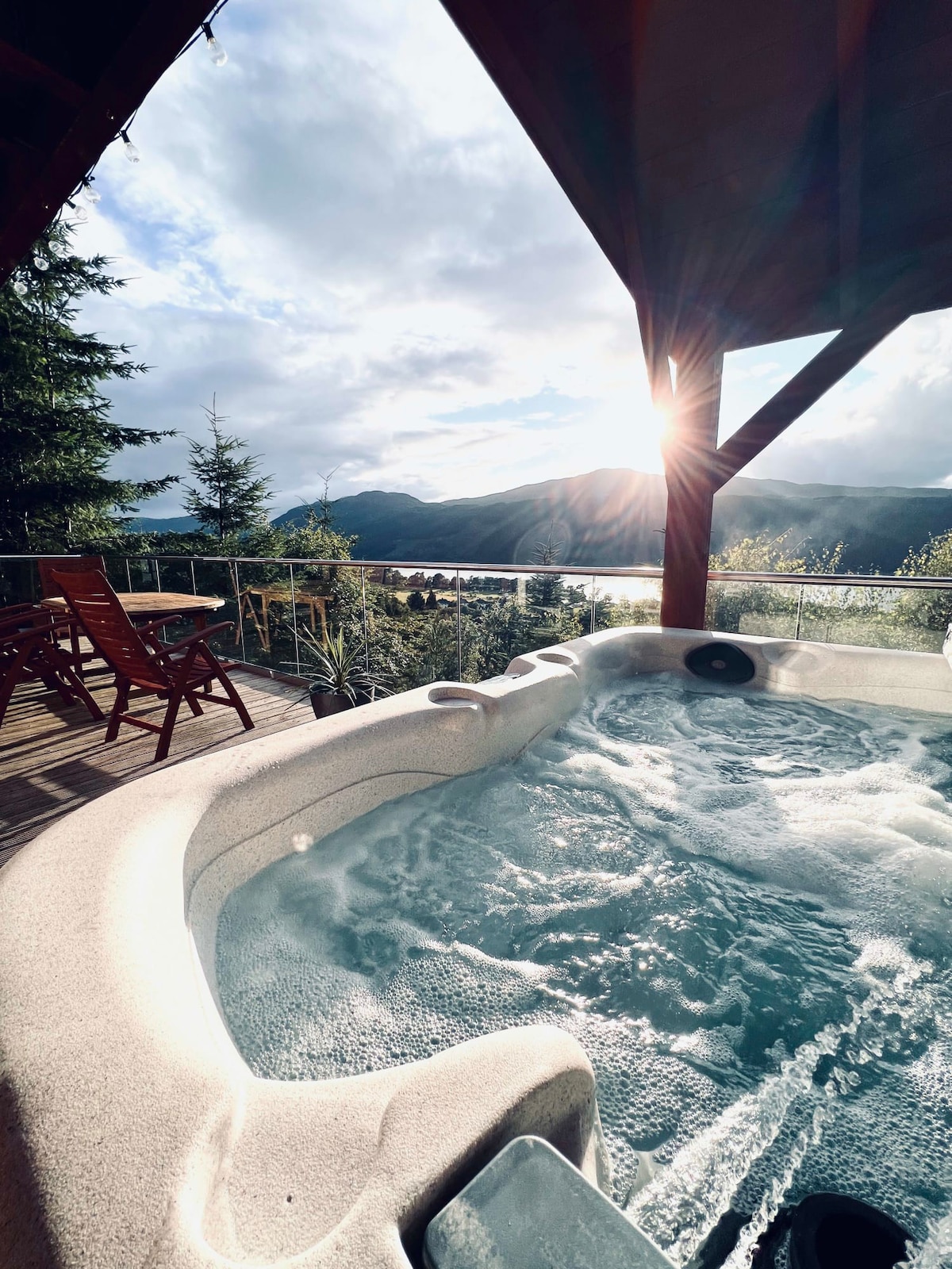 Lochnagar: luxury Loch Ness lodge, hot tub & sauna
