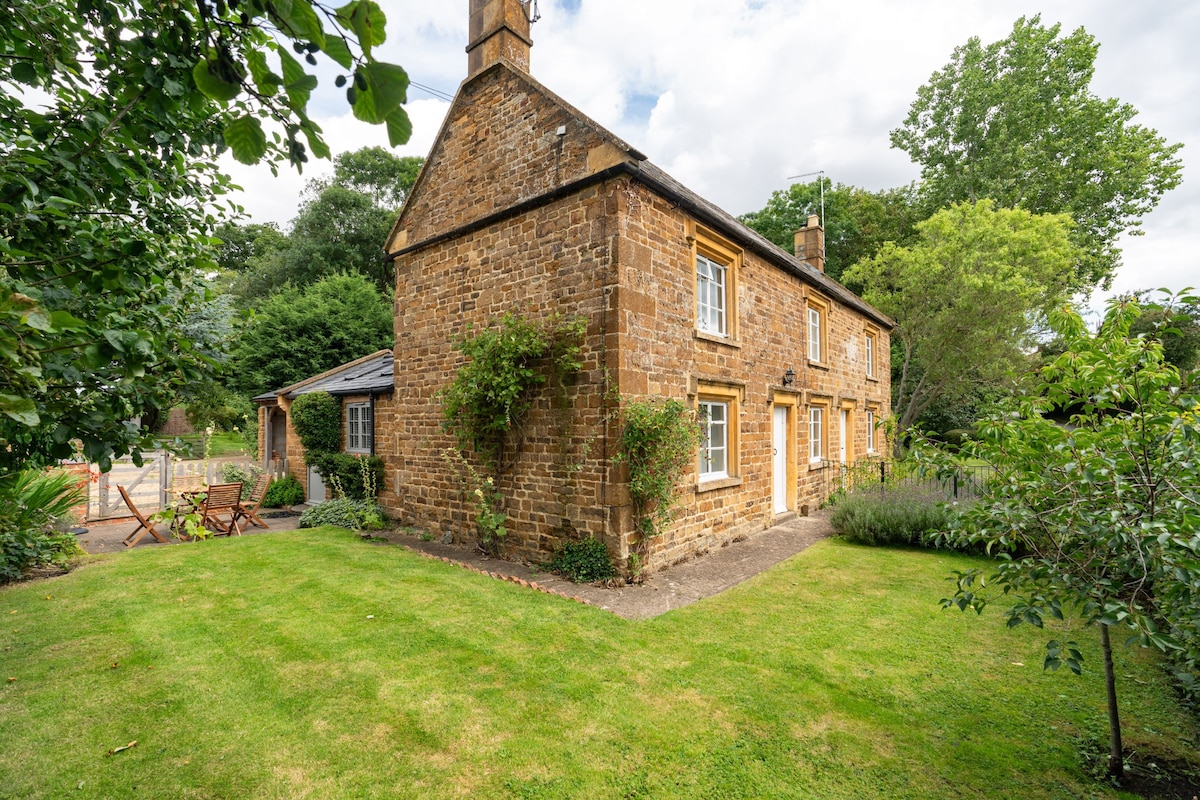 Family friendly Cotswold cottage - Brook Cottage