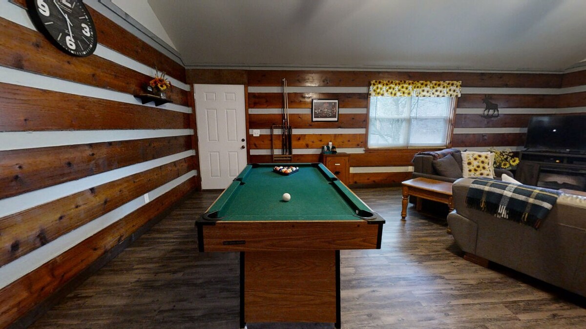 Sunflower Haven - WIFI / Pool Table /Fireplace