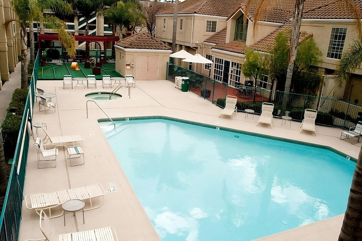 2BR Suite Close to Legoland Discovery! Onsite Pool