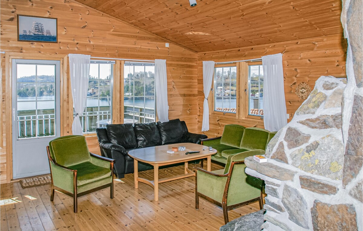 5 bedroom lovely home in Sjernarøy