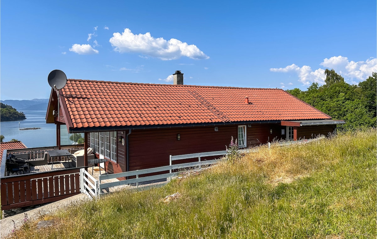 5 bedroom lovely home in Sjernarøy