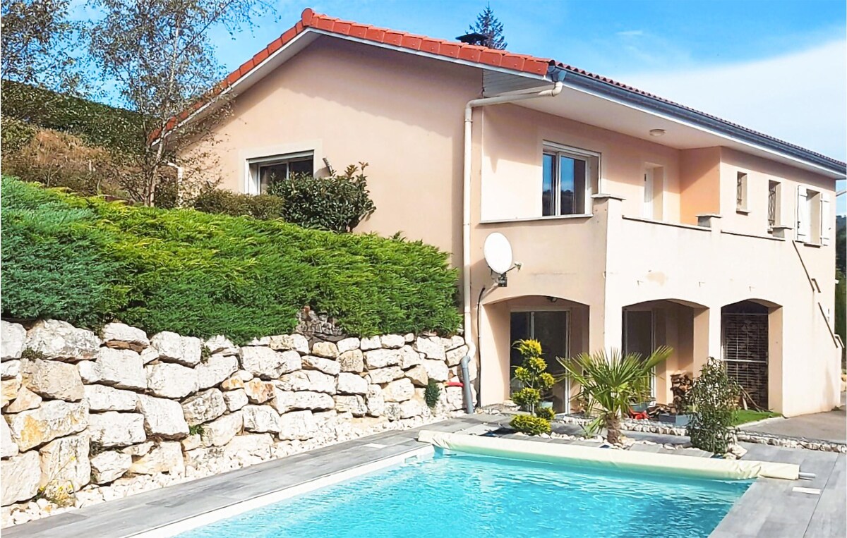 Nice home with Outdoor swimming pool, WiFi and 3