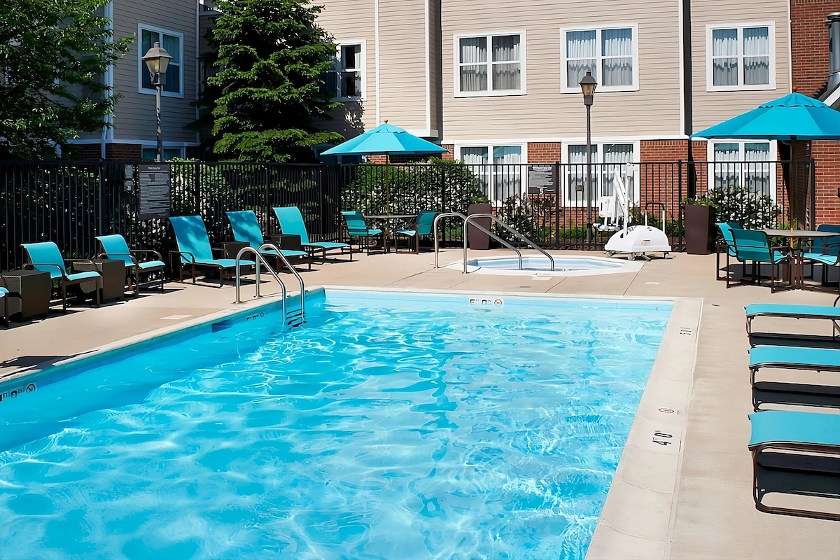 Pleasant Stay! Outdoor Pool, Pets Allowed!