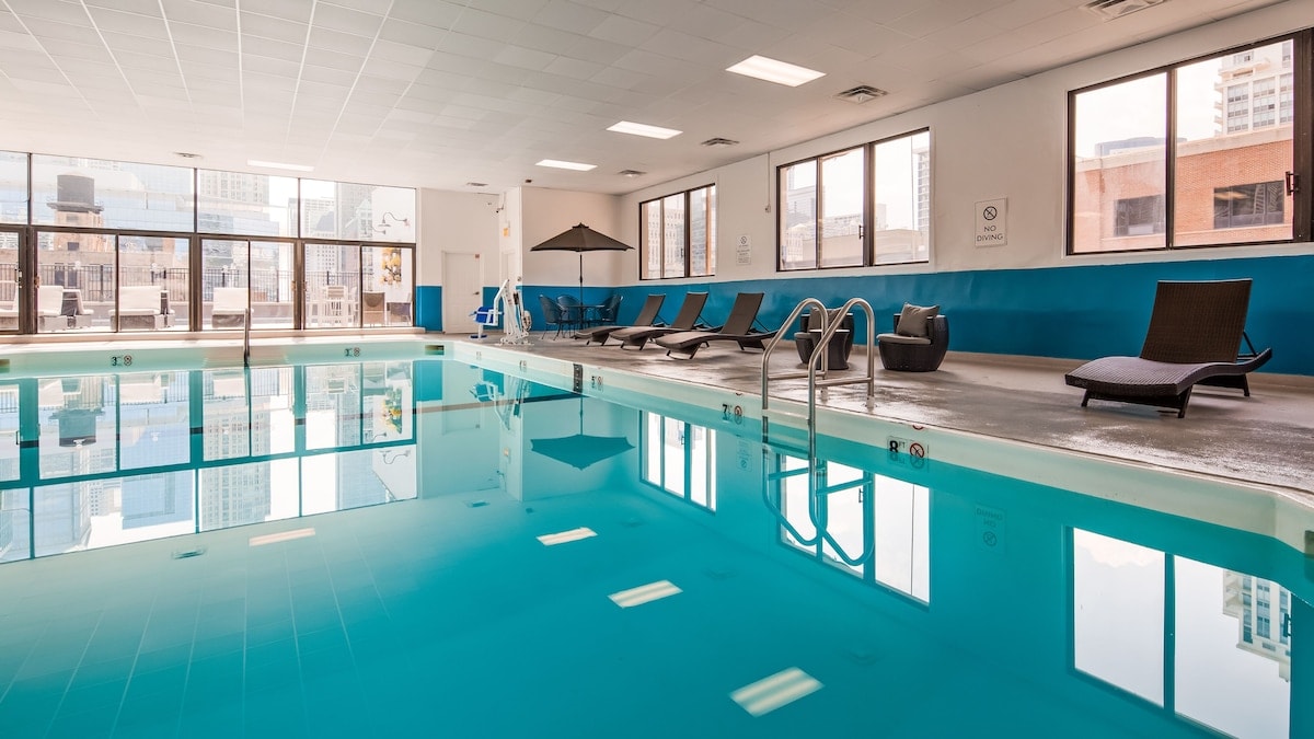 Just a short walk from Magnificent Mile! Pool!