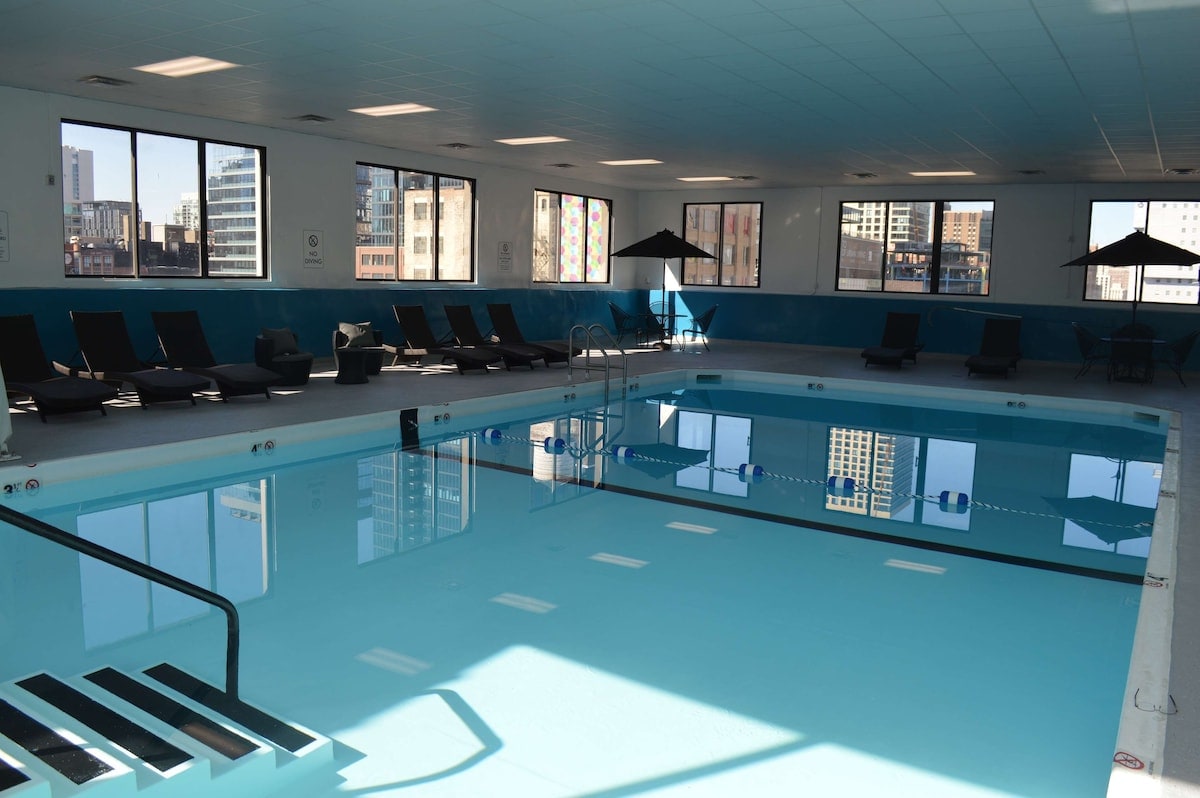 Just a short walk from Magnificent Mile! Pool!